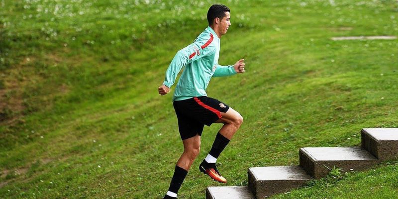 Ronaldo Tập Luyện Như Thế Nào Để Trở Thành Huyền Thoại Bóng Đá